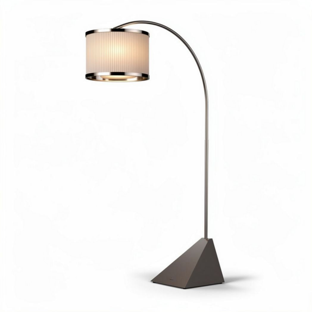 Stalen vloerlamp met een gebogen arm en een stijlvolle beige lampenkap